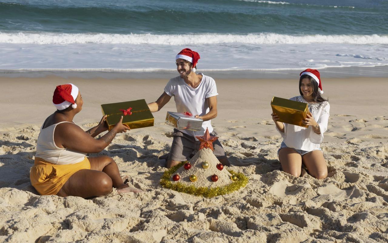 Papá Noel prepara su traje de baño para celebrar Navidad en el Caribe