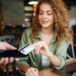 ¿Cómo combinar el ahorro y la tarjeta de crédito para alcanzar sus metas financieras?