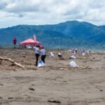 Voluntarios del Sistema Coca-Cola participaron en jornada de limpieza en Playa Guacalillo