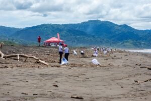 Voluntarios del Sistema Coca-Cola participaron en jornada de limpieza en Playa Guacalillo