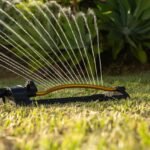 Economice agua y dinero con riego inteligente para su jardín