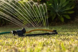 Economice agua y dinero con riego inteligente para su jardín